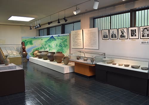 本多等の発掘調査による出土品などを展示