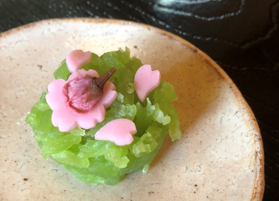 【4月10日（土）・11日（日）限定】茶室・勘桜亭で企画展「植物文様の民芸」の展示品をイメージした和菓子をお出ししています。