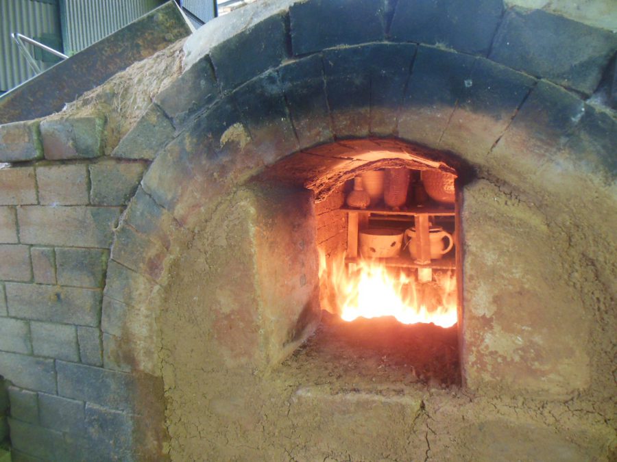 穴窯で陶芸作品を窯焚焼成中です