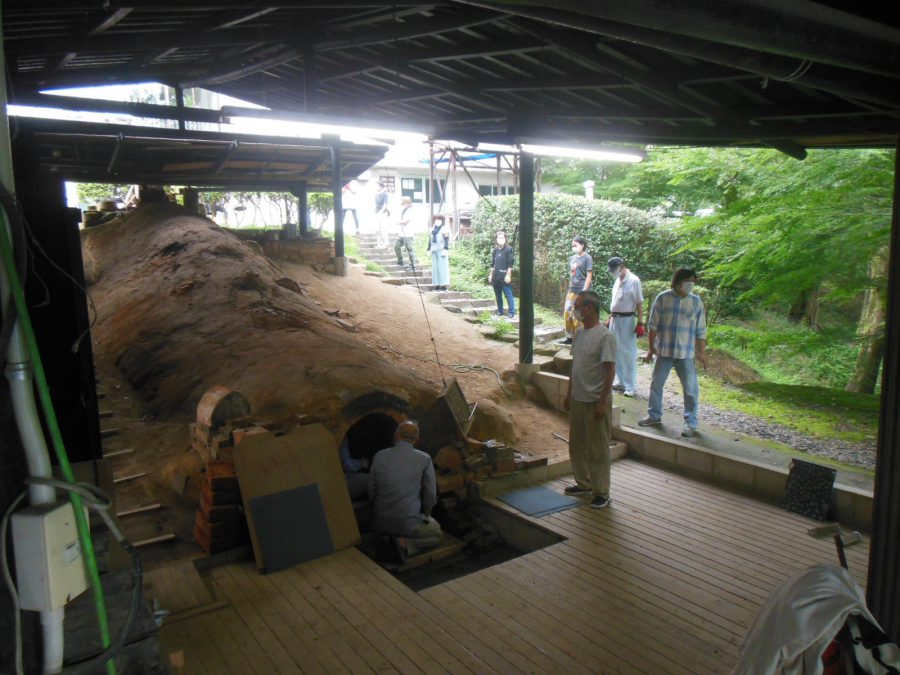 穴窯で焼成した陶芸作品の窯出しを行いました