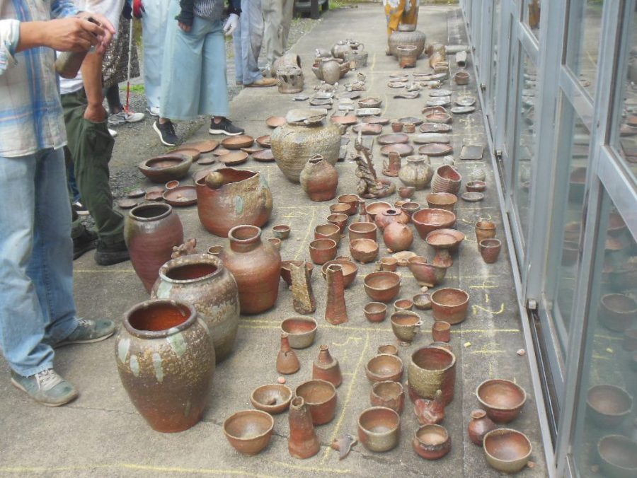 穴窯で焼成した陶芸作品の窯出しを行いました